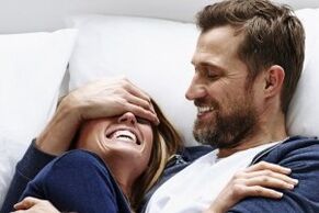 Un homme atteint d'une forme abactérienne de prostatite bénéficie d'une intimité intime avec une femme